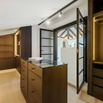 Extraordinary villa with panoramic sea views in the heart of Nueva Andalucía, Marbella Picture 7