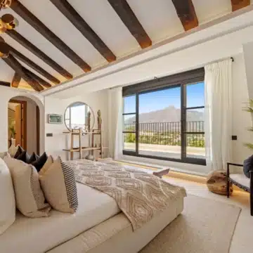 Extraordinary villa with panoramic sea views in the heart of Nueva Andalucía, Marbella Picture 21