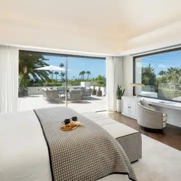 Striking modern villa with stunning sea views in the heart of Nueva Andalucía, Marbella Picture 1