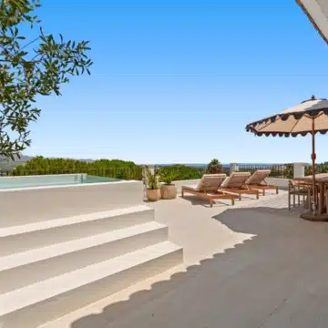 Extraordinary villa with panoramic sea views in the heart of Nueva Andalucía, Marbella Picture 11