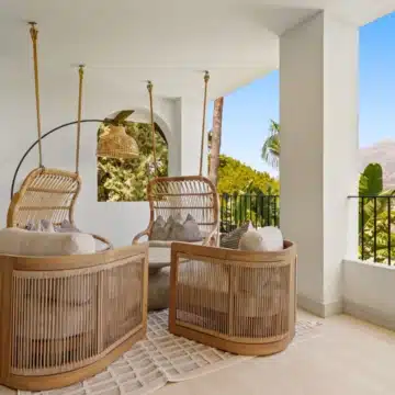 Extraordinary villa with panoramic sea views in the heart of Nueva Andalucía, Marbella Picture 6