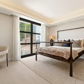 Extraordinary villa with panoramic sea views in the heart of Nueva Andalucía, Marbella Picture 25