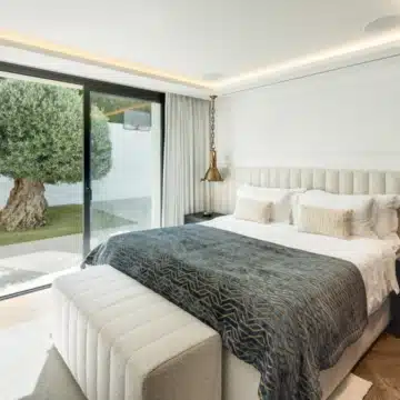 Striking modern villa with stunning sea views in the heart of Nueva Andalucía, Marbella Picture 7