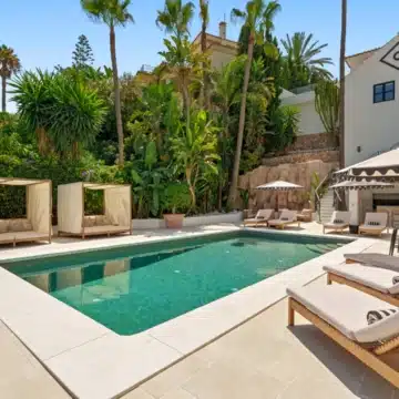 Extraordinary villa with panoramic sea views in the heart of Nueva Andalucía, Marbella Picture 2