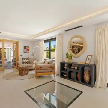 Extraordinary villa with panoramic sea views in the heart of Nueva Andalucía, Marbella Picture 13