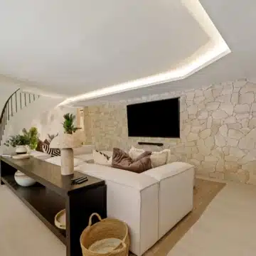 Extraordinary villa with panoramic sea views in the heart of Nueva Andalucía, Marbella Picture 8