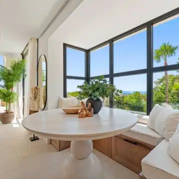 Extraordinary villa with panoramic sea views in the heart of Nueva Andalucía, Marbella Picture 12