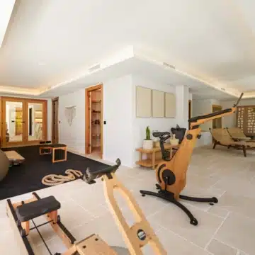 Extraordinary villa with panoramic sea views in the heart of Nueva Andalucía, Marbella Picture 42