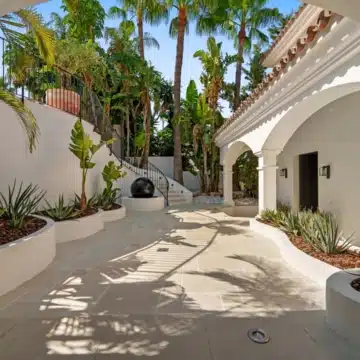 Extraordinary villa with panoramic sea views in the heart of Nueva Andalucía, Marbella Picture 57