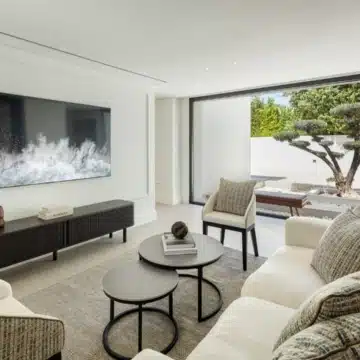 Striking modern villa with stunning sea views in the heart of Nueva Andalucía, Marbella Picture 11