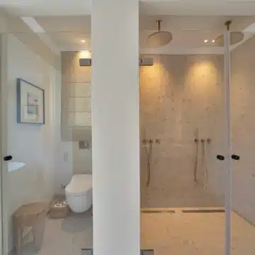 Refurbished 7-bedroom semi-detached villa with breathtaking sea views in Puerto Banus, Marbella Picture 11