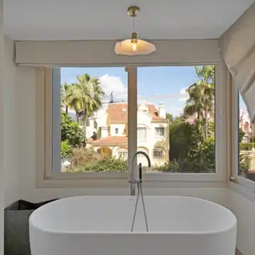 Refurbished 7-bedroom semi-detached villa with breathtaking sea views in Puerto Banus, Marbella Picture 12