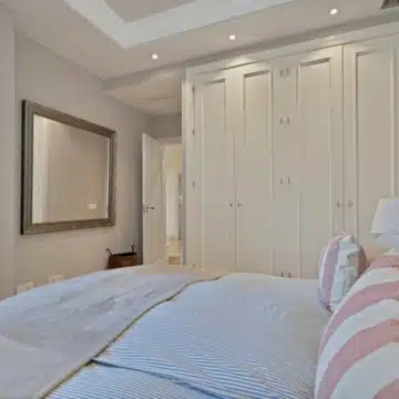 Refurbished 7-bedroom semi-detached villa with breathtaking sea views in Puerto Banus, Marbella Picture 43