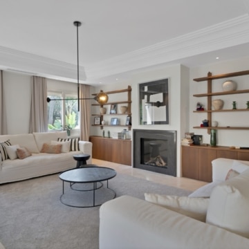 Refurbished 7-bedroom semi-detached villa with breathtaking sea views in Puerto Banus, Marbella Picture 1