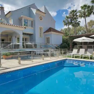 Refurbished 7-bedroom semi-detached villa with breathtaking sea views in Puerto Banus, Marbella Picture 14