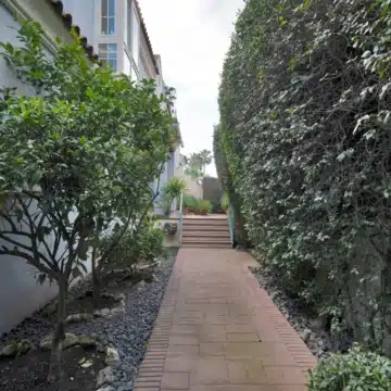 Refurbished 7-bedroom semi-detached villa with breathtaking sea views in Puerto Banus, Marbella Picture 54