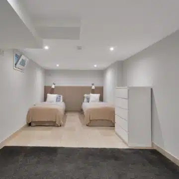 Refurbished 7-bedroom semi-detached villa with breathtaking sea views in Puerto Banus, Marbella Picture 27