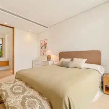 Contemporary 6-bedroom villa in the prestigious Guadalmina Alta, San Pedro de Alcantara Picture 23