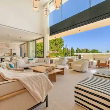 Contemporary 6-bedroom villa in the prestigious Guadalmina Alta, San Pedro de Alcantara Picture 4