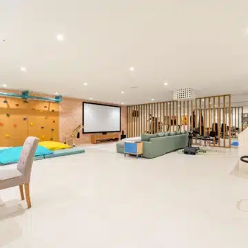 Contemporary 6-bedroom villa in the prestigious Guadalmina Alta, San Pedro de Alcantara Picture 1