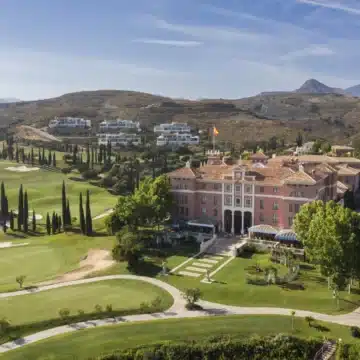 Amazing penthouse in an exclusive residential complex Tee 5 with panoramic sea views in Los Flamingos Golf Resort, Benahavis Picture 5