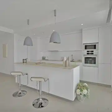 Fully furnished 2-bedroom apartment in the exclusive Higuerón West, Fuengirola Picture 1