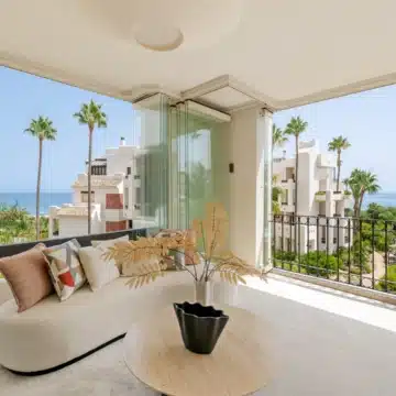 Fully renovated apartment with beautiful sea views in Bahía del Velerín, Estepona Picture 2