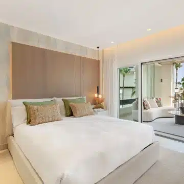 Fully renovated apartment with beautiful sea views in Bahía del Velerín, Estepona Picture 12