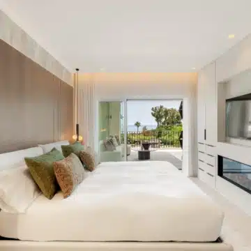 Fully renovated apartment with beautiful sea views in Bahía del Velerín, Estepona Picture 14