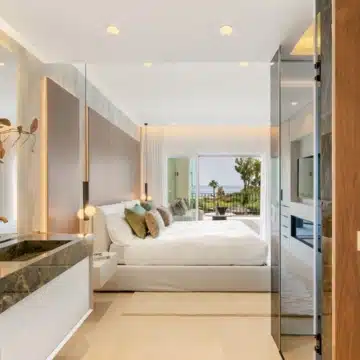 Fully renovated apartment with beautiful sea views in Bahía del Velerín, Estepona Picture 1