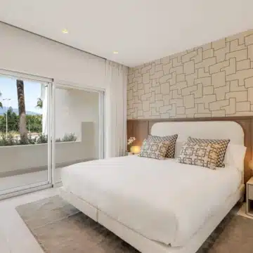 Fully renovated apartment with beautiful sea views in Bahía del Velerín, Estepona Picture 7