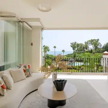 Fully renovated apartment with beautiful sea views in Bahía del Velerín, Estepona Picture 9