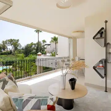 Fully renovated apartment with beautiful sea views in Bahía del Velerín, Estepona Picture 11