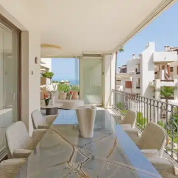 Fully renovated apartment with beautiful sea views in Bahía del Velerín, Estepona Picture 8