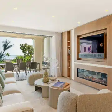 Fully renovated apartment with beautiful sea views in Bahía del Velerín, Estepona Picture 3