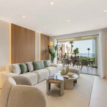 Fully renovated apartment with beautiful sea views in Bahía del Velerín, Estepona Picture 5