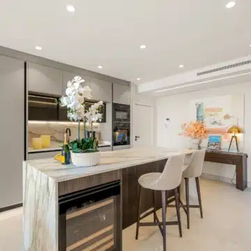 Fully renovated apartment with beautiful sea views in Bahía del Velerín, Estepona Picture 6