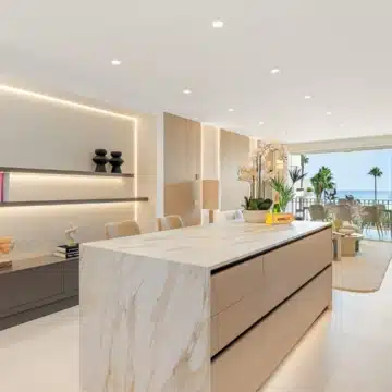 Fully renovated apartment with beautiful sea views in Bahía del Velerín, Estepona Picture 4