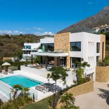 Exceptional contemporary villa located in the prestigious Marbella Hill Club Picture 24