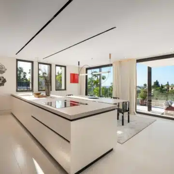 Exceptional contemporary villa located in the prestigious Marbella Hill Club Picture 9