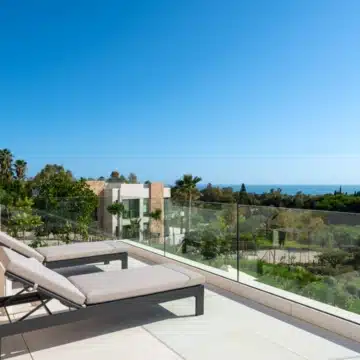 Exceptional contemporary villa located in the prestigious Marbella Hill Club Picture 21