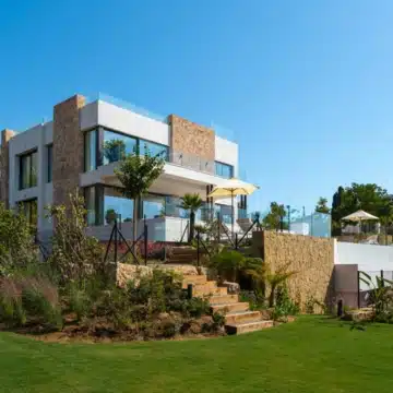 Exceptional contemporary villa located in the prestigious Marbella Hill Club Picture 4