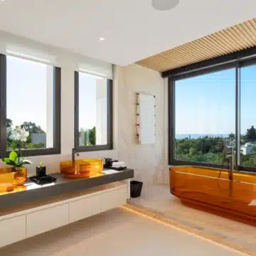 Exceptional contemporary villa located in the prestigious Marbella Hill Club Picture 17