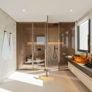 Exceptional contemporary villa located in the prestigious Marbella Hill Club Picture 18