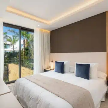 Exceptional contemporary villa located in the prestigious Marbella Hill Club Picture 13