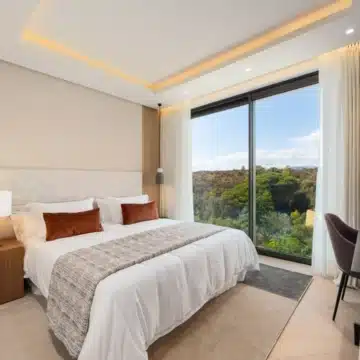 Exceptional contemporary villa located in the prestigious Marbella Hill Club Picture 3