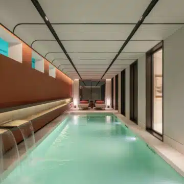 Exceptional contemporary villa located in the prestigious Marbella Hill Club Picture 2