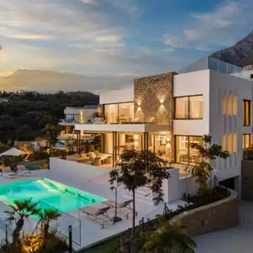 Exceptional contemporary villa located in the prestigious Marbella Hill Club Picture 7