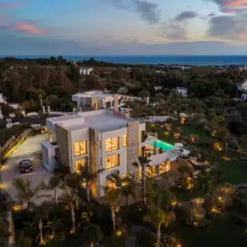 Exceptional contemporary villa located in the prestigious Marbella Hill Club Picture 32