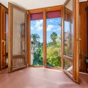 Frontline beach 3-bedroom apartment in the prestigious community of Bahia Alcántara, San Pedro de Alcántara Picture 4